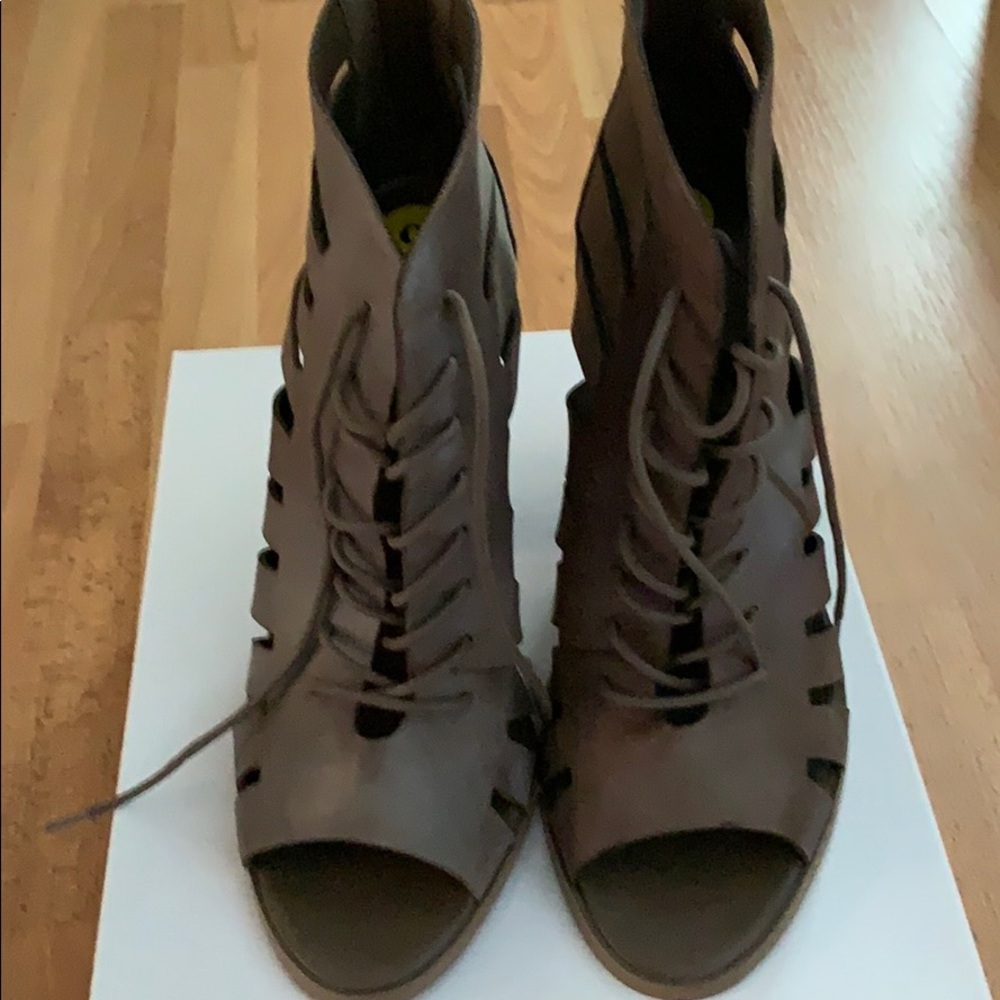 Woman’s sandal booties size 9
